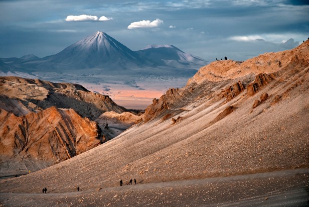 VALLE DE LA LUNA. AL FONDO VOLCAN LICANCABUR