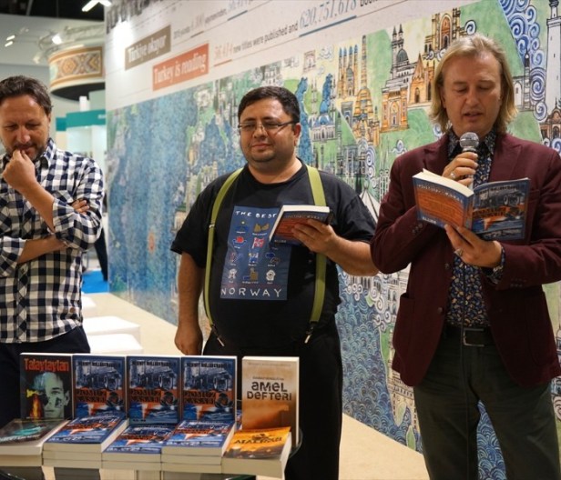 yazar-mehmet-mollaosmanoglu-frankfurtta-kitabini-imzaladi_8ccb37d-700x600